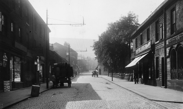 Bridge Street Ramsbottom., Wilkinson the tailors at no 23, on the right.  Pc dated 25.April 1916
17-Buildings and the Urban Environment-05-Street Scenes-003-Bridge Street
Keywords: 1916