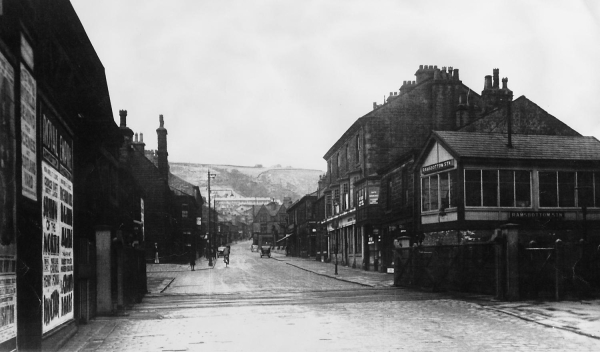 Bridge Street and the level crossing- THE photo! With Ramsbottom Railway Level Crossing and signal box (built 1939)   c. 1945
17-Buildings and the Urban Environment-05-Street Scenes-003-Bridge Street
Keywords: 1945