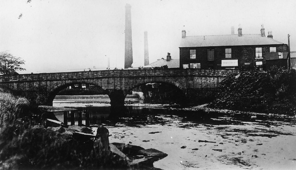Peel Bridge (before the bridge was widened ) taken from south with shops on Peel Brow. Kenyon Street to right. Soap works chimney
17-Buildings and the Urban Environment-05-Street Scenes-016-Kenyon Street
Keywords: 1985