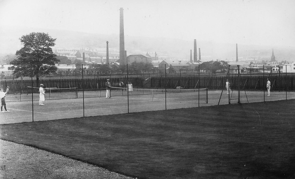 Hepburns Square Works Sports Ground in 1920s. Tennis courts factory chimneys in background (1 of 4) 
17-Buildings and the Urban Environment-05-Street Scenes-026-Square Street area
Keywords: 1945