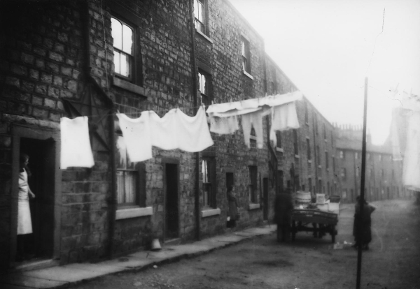 Back Ramsbottom Lane 1920, washing hanging out 
17-Buildings and the Urban Environment-05-Street Scenes-027-Stubbins Lane and Stubbins area
Keywords: 1945