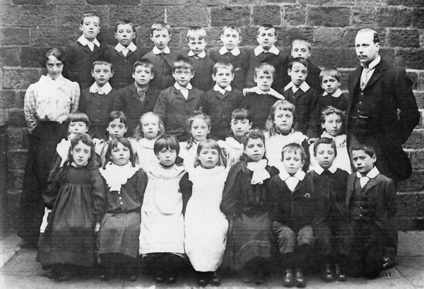 St.Pauls school( Rams) classes, Headmster Henry Price amd pupils and staff,  1890s
05-Education-01-Primary Schools-010-St. Paul?s Church of England School
Keywords: 1945