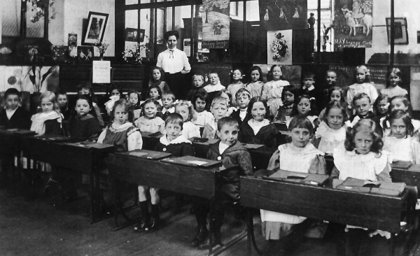 St.Pauls School( Rams) classes , staff, classroom  1910
05-Education-01-Primary Schools-010-St. Paul?s Church of England School
Keywords: 1945