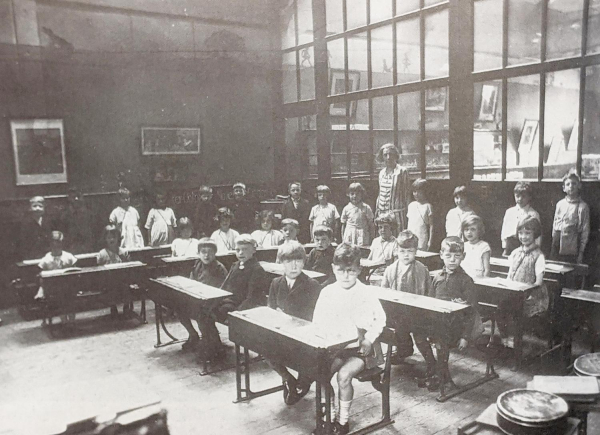 St.Pauls School ( Rams) classes , staff, classroom  c. 1928
05-Education-01-Primary Schools-010-St. Paul?s Church of England School
Keywords: 1945