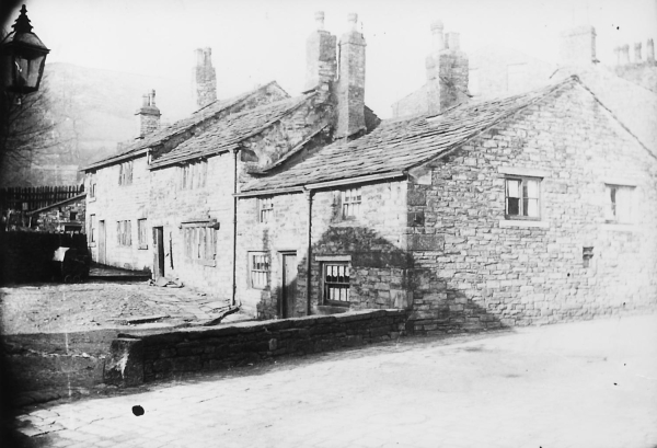 1920s Carex Street [now road leading to Old Mill off Springwocd St. (other photosin archive). - Carr Street area
17-Buildings and the Urban Environment-05-Street Scenes-006-Carr Street and Tanners area
Keywords: 1945