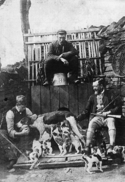 late 1800s  Holcombe Hunt kennels John Jackson (Huntsman betw 1867-1899) with hunting horn, with son Sam, Grandson William. hounds and tackle. Hunt dates back to 1617. Kennels moved to Brandleshome c. 1930s 
17-Buildings and the Urban Environment-05-Street Scenes-014-Holcombe Village
Keywords: 1945