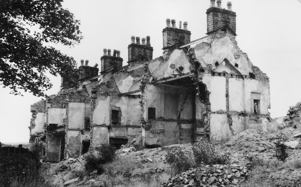 (possibly 2 - 24) Starling Street being demolished - after 1940
17-Buildings and the Urban Environment-05-Street Scenes-019-Nuttall area
Keywords: 1945