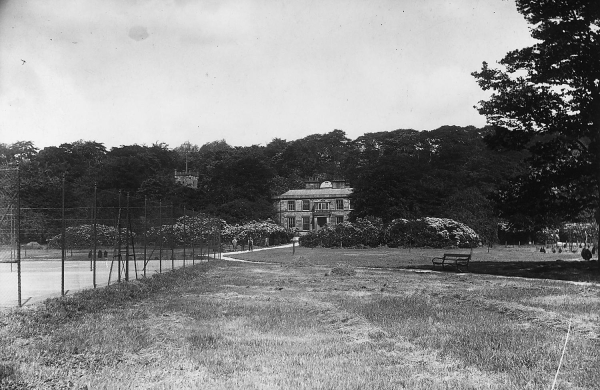 Nuttall Hall, early 1900s 
17-Buildings and the Urban Environment-05-Street Scenes-018-Nuttall Hall Road Cottages
Keywords: 1945