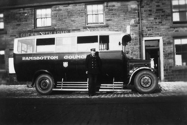 RUDC petrol bus Thorneycroft T type TC780/TC4907. New 1923. Outside Duckworth Arms in 1923 
14-Leisure-05-Pubs-007-Duckworth Arms
Keywords: 1945