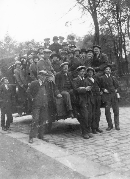 General Strike 8/5/1926 at Porritt Bros & Austin, Stubbins Vale Mill.  ?? Or Porritt and Spencer
17-Buildings and the Urban Environment-05-Street Scenes-027-Stubbins Lane and Stubbins area
Keywords: 1926
