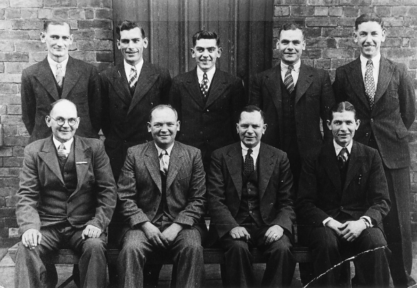 Petch Family Summerseat, shortly after WW2 Family noted because 9 brothers served in Forces, Home Guard or Fire Service, eturned to civilian life unscathed 
09-People and Family-02-People-000-General
Keywords: 1985