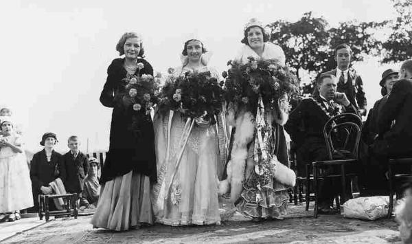 1934 visit of Cotton Queen to Dundee Congregational Church 
06-Religion-01-Church Buildings-025-Dundee United Reformed Church
Keywords: 1945