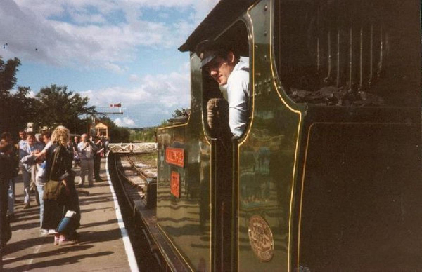 Train at Ramsbottom platform
16-Transport-03-Trains and Railways-000-General
Keywords: 1987