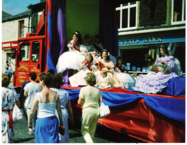 Ramsbottom Carnival  on  Bridge St 
17-Buildings and the Urban Environment-05-Street Scenes-003-Bridge Street
Keywords: 1988