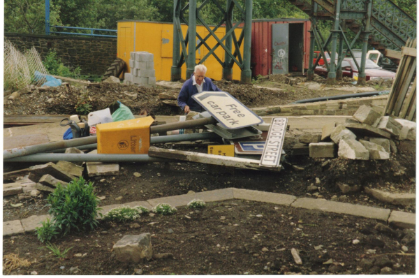 Clearing rubbish from Bridge St
17-Buildings and the Urban Environment-05-Street Scenes-003-Bridge Street
Keywords: 1990
