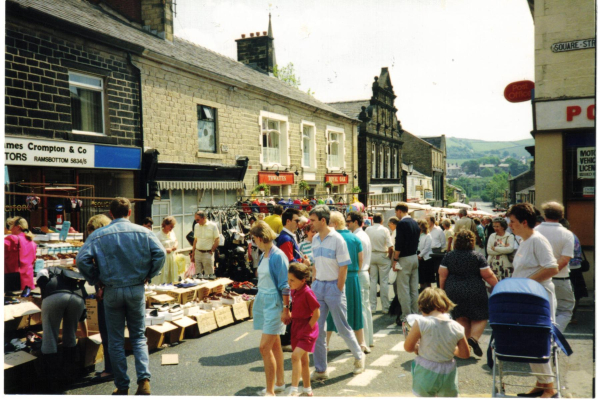 Stalls on Bridge Street
17-Buildings and the Urban Environment-05-Street Scenes-003-Bridge Street

Keywords: 1990