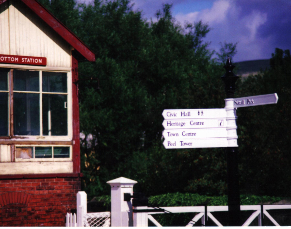New signs by Railway Signalbox on Bridge Street
17-Buildings and the Urban Environment-05-Street Scenes-003-Bridge Street

Keywords: 1990