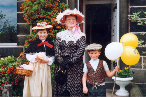Doris Hibbert and grandchildren dressed up for the Victorian Market 
14-Leisure-04-Events-006-Markets
Keywords: 1990