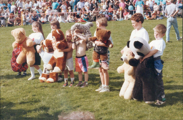 Teddy Bears' Picnic judging in Nuttall Park
14-Leisure-04-Events-001-Nuttall Park Events
Keywords: 1991