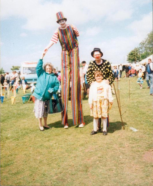 '' Daddy Longlegs '' - man on stilts at Edenfield Show
14-Leisure-04-Events-000-General
Keywords: 1991