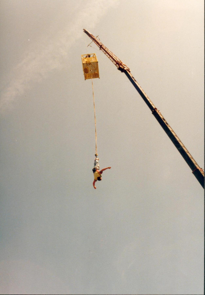 Bungee jumping in Nuttall Park
14-Leisure-01-Parks and Gardens-001-Nuttall Park General
Keywords: 1992