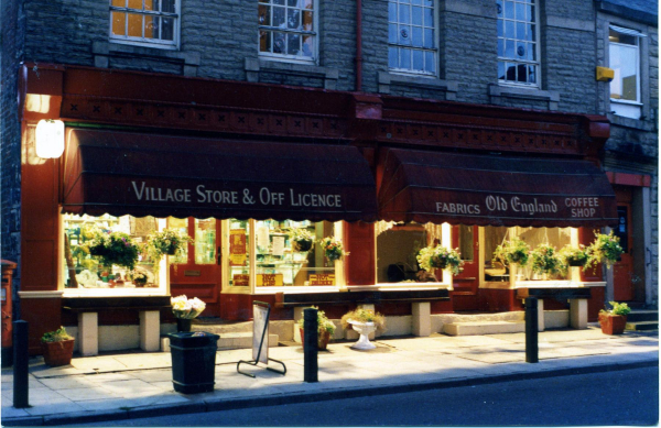 Stubbins village store
17-Buildings and the Urban Environment-05-Street Scenes-027-Stubbins Lane and Stubbins area
Keywords: 1994