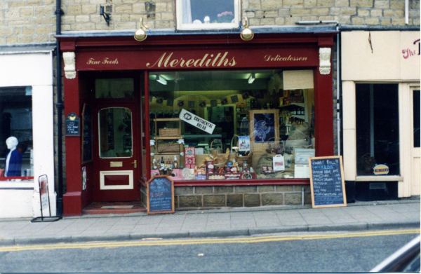 Merediths on Bridge Street
17-Buildings and the Urban Environment-05-Street Scenes-003-Bridge Street
Keywords: 1994