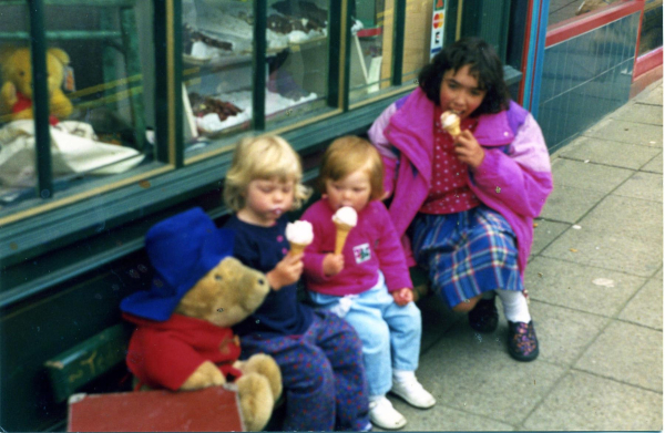 Outside the teddy shop on Bridge Street
09-People and Family-02-People-000-General
Keywords: 1994