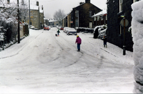 Youngsters on snow bound roads 
17-Buildings and the Urban Environment-05-Street Scenes-000-General
Keywords: 1994