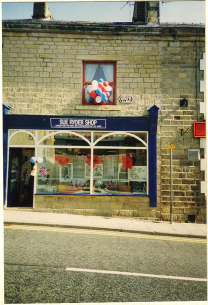 Sue Ryder Charity shop decorated for 50th Anniversary of V.E day
17-Buildings and the Urban Environment-05-Street Scenes-003-Bridge Street
Keywords: 1995