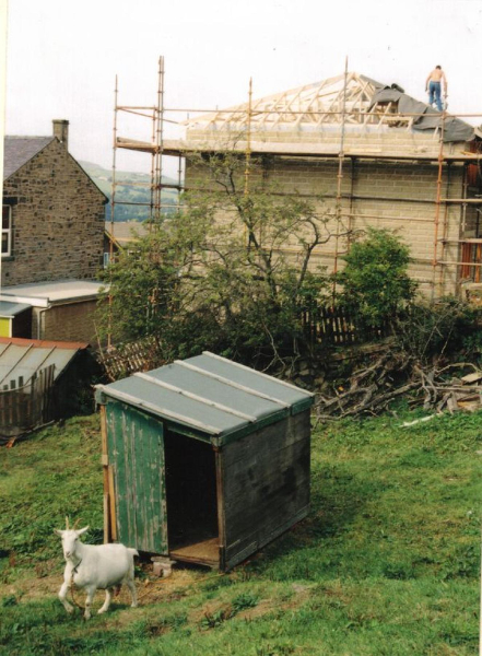 Working on a new roof 
18-Agriculture and the Natural Environment-03-Topography and Landscapes-000-General
Keywords: 1995