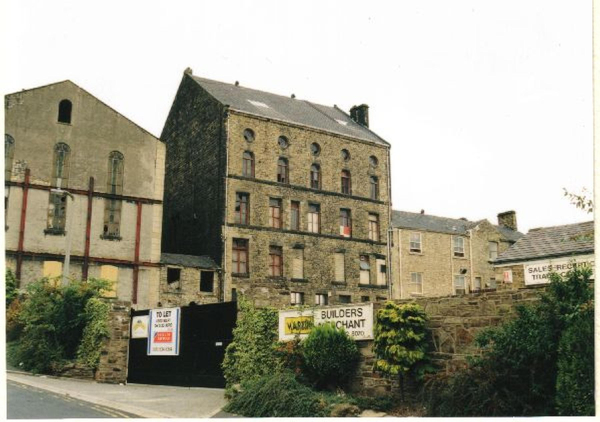 Martins Builders Merchants and old Baptist Church 
17-Buildings and the Urban Environment-05-Street Scenes-026-Square Street area
Keywords: 1995