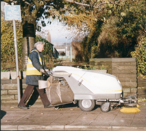 Raod Sweeper on Bridge Street 
17-Buildings and the Urban Environment-05-Street Scenes-003-Bridge Street
Keywords: 1996