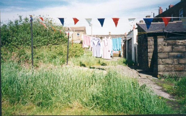 Hanging out the washing 
17-Buildings and the Urban Environment-05-Street Scenes-000-General
Keywords: 1996