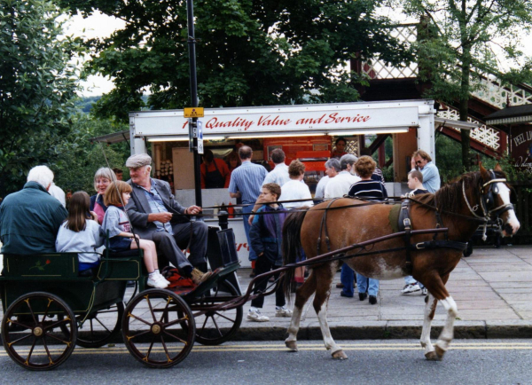 Horse and trap outside the Railway Station
09-People and Family-02-People-000-General

Keywords: 1997