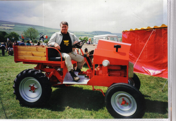 The Mech-in-Aid tractor at Edenfield Fete
17-Buildings and the Urban Environment-05-Street Scenes-011-Edenfield
Keywords: 1997
