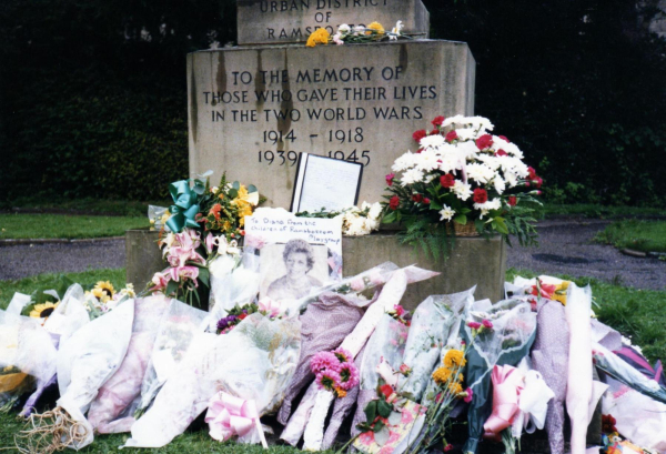 Tributes to Princess Diana  St Pauls gardens
17-Buildings and the Urban Environment-05-Street Scenes-003-Bridge Street
Keywords: 0