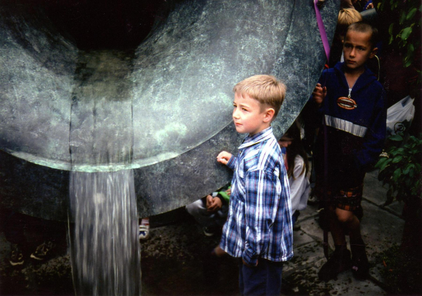 Joel Duncan - winner of Ramsbottom in Bloom painting competition unveils the vase
17-Buildings and the Urban Environment-05-Street Scenes-017-Market Place
Keywords: 1998