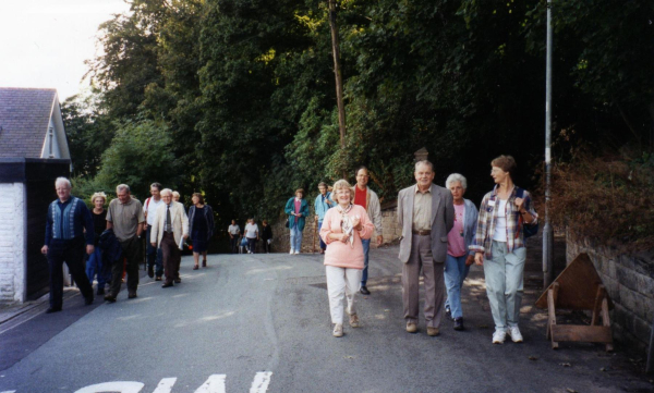 Janet's walk
09-People and Family-02-People-000-General

Keywords: 1999