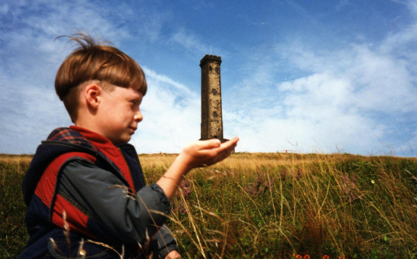 Tower of Strength - view of Peel Tower with artistic hand looking like it is holding it up
08- History-01-Monuments-002-Peel Tower

Keywords: 1999
