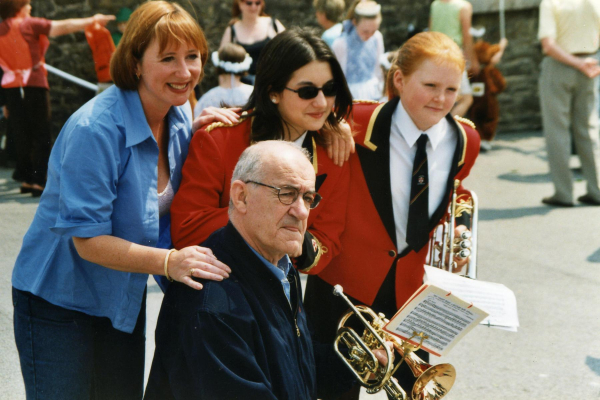 Jim Bowen opens Hawkshaw Gala 
14-Leisure-04-Events-000-General
Keywords: 1999