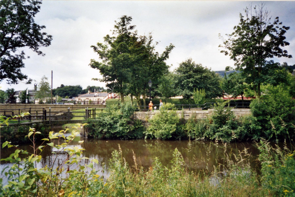 View of the River Irwell from Kenyon Street
17-Buildings and the Urban Environment-05-Street Scenes-016-Kenyon Street
Keywords: 1999