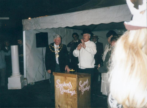 Christmas Lights switch on 
people
Keywords: 2000