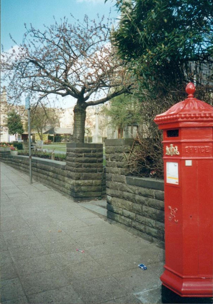 New Victorian letter box on Bridge Street
17-Buildings and the Urban Environment-05-Street Scenes-003-Bridge Street
Keywords: 2000