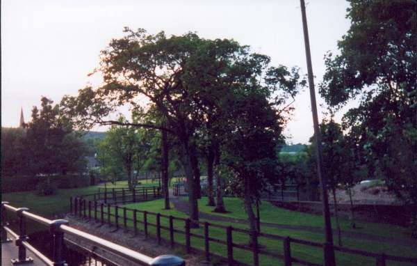 Parkland near river sculpture Wharf Peel Bridge
17-Buildings and the Urban Environment-05-Street Scenes-021-Peel Brow area
Keywords: 2000