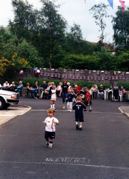 Linden Avenue street party for the Queen's Golden Jubilee celebrations
people
Keywords: 2002