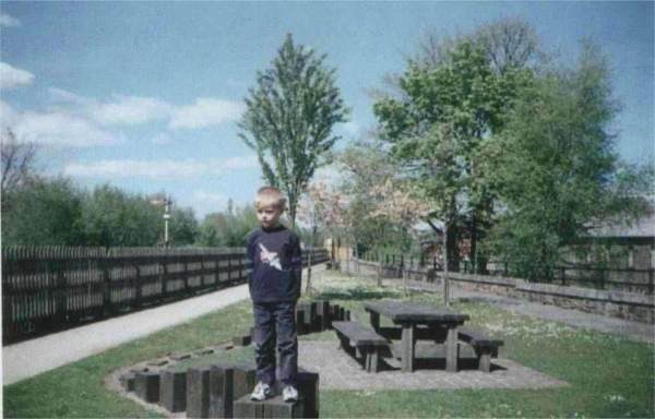 Wharf Picnic site - Peel Bridge
17-Buildings and the Urban Environment-05-Street Scenes-021-Peel Brow area
Keywords: 2003