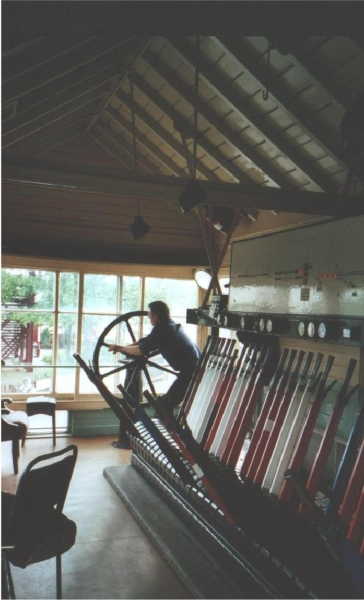 Closing the railway gates 
16-Transport-03-Trains and Railways-000-General
Keywords: 2004