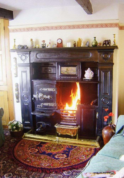 Old Fireplace 
09-People and Family-02-People-000-General

Keywords: 2005