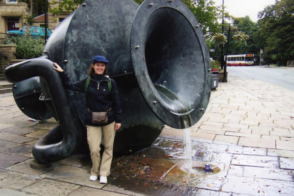 Visitor from Canada in front of the Tilted Vase ( the Urn) in Market Place
17-Buildings and the Urban Environment-05-Street Scenes-017-Market Place

Keywords: 2006
